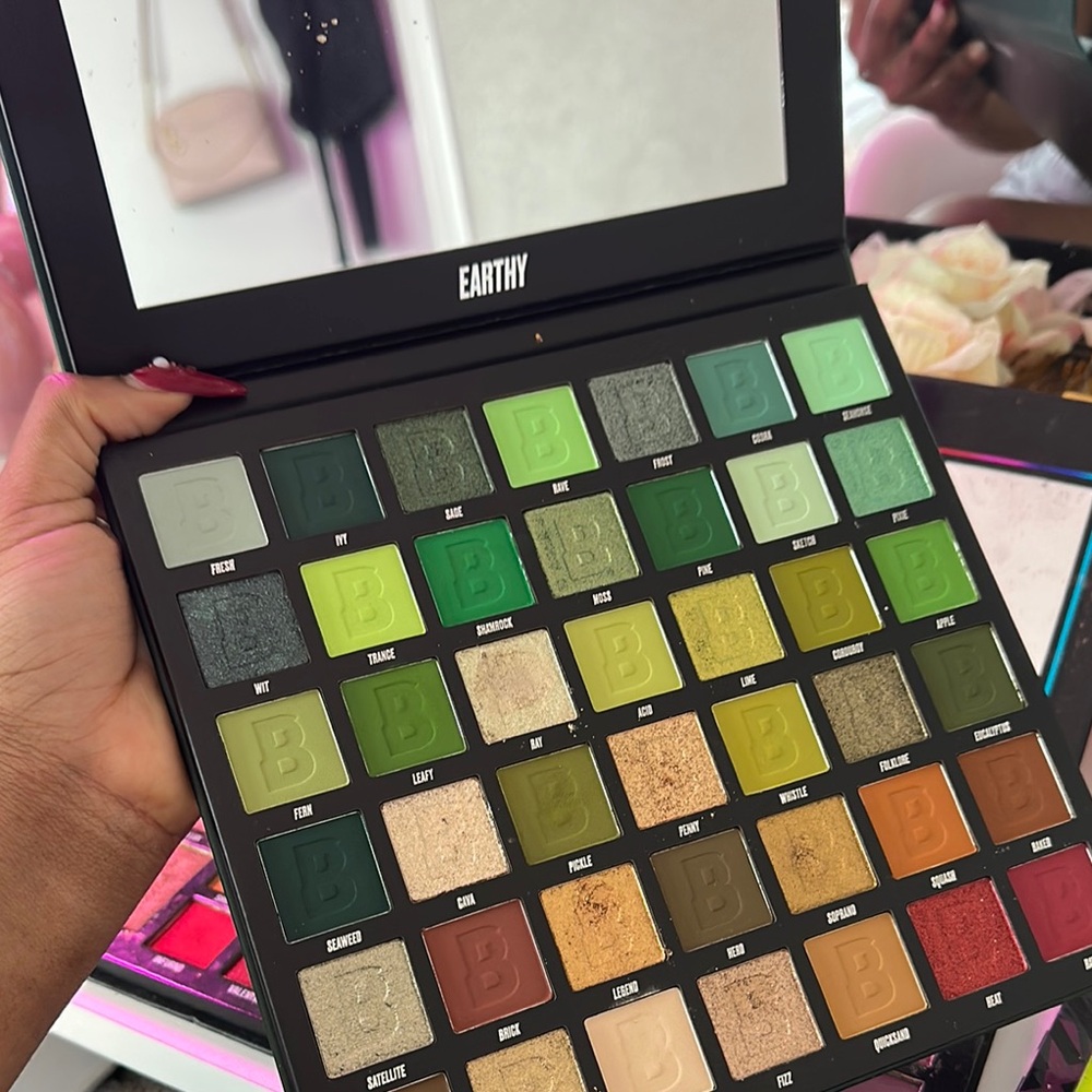 Vibrant Eyeshadow Palette with Green and Gold Shades